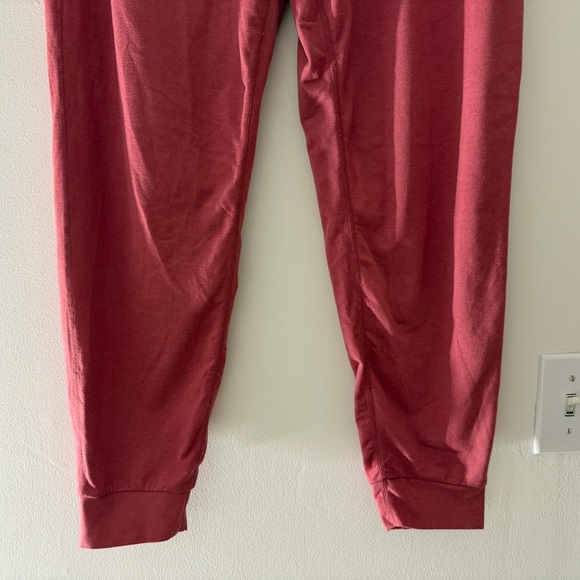 Vuori Performance Joggers in Sierra Heather Pink Red Size Medium DreamKnit - Picture 5 of 16